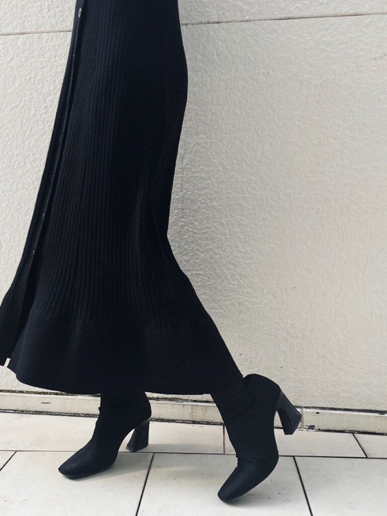 ブルー系のノーカラーコート、ブラック系のワンピースを着用したレディースの冬コーディネートの4枚目の写真