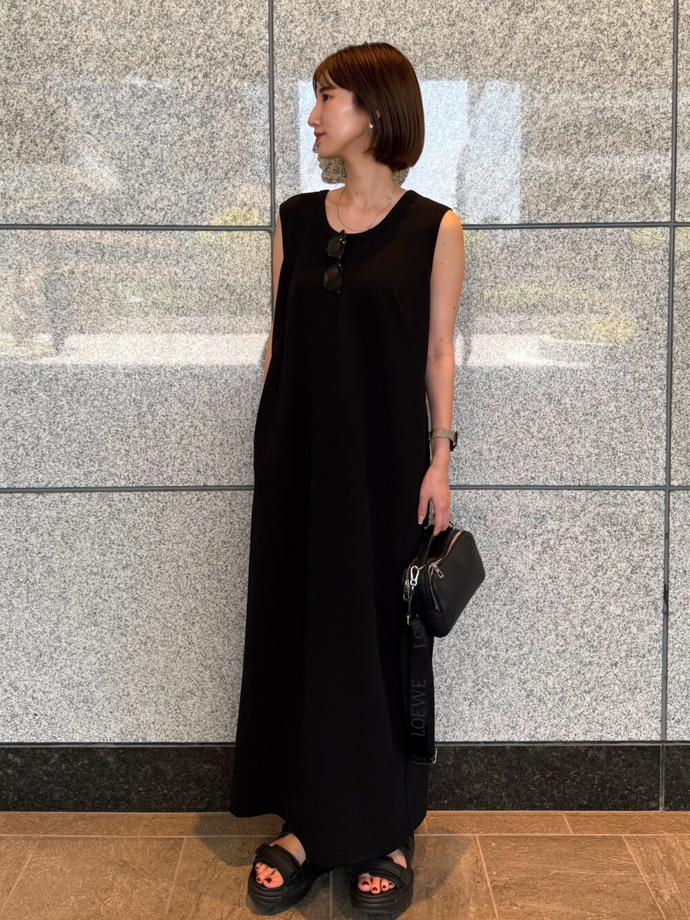 ベージュ系のブルゾン、ブラック系のワンピース、ブラック系のサングラスを着用したレディースの夏コーディネートの2枚目の写真