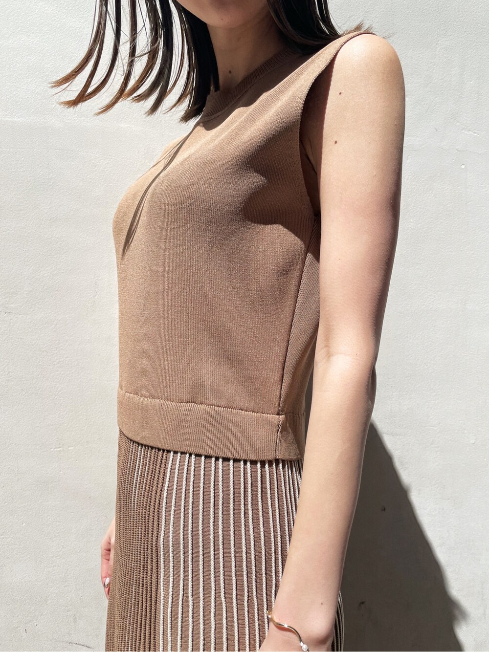 ベージュ系のブルゾン、ベージュ系のワンピース、ブラック系のその他シューズを着用したレディースの春コーディネートの4枚目の写真