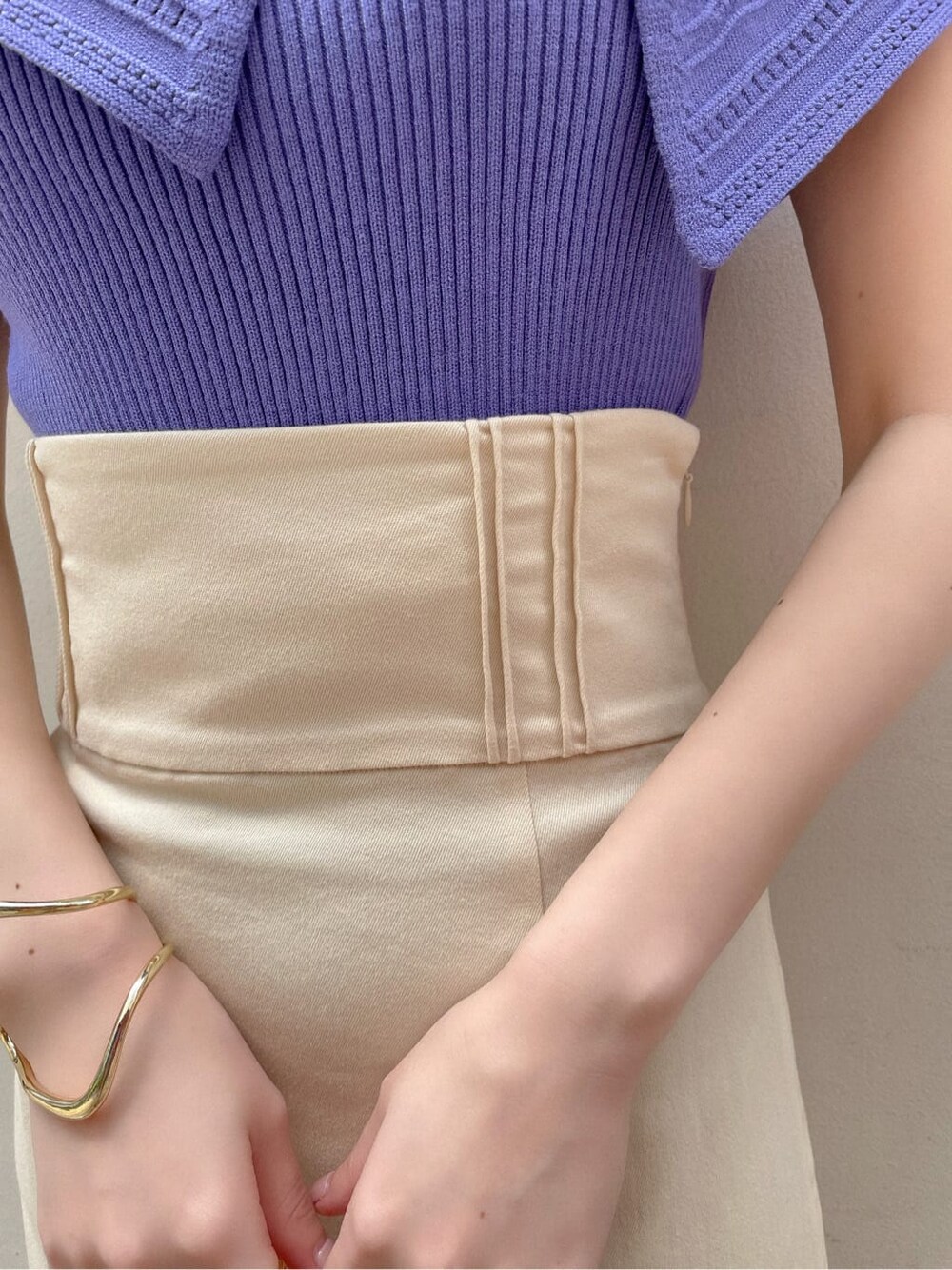 ホワイト系のスカート、その他のパンプス、パープル系のニット/セーターを着用したレディースの春コーディネートの5枚目の写真