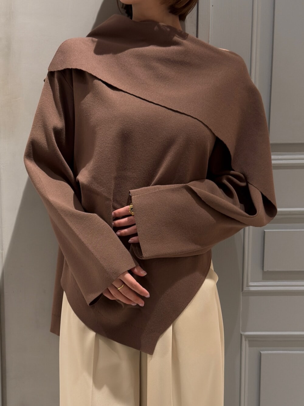 ホワイト系のその他パンツ、ブラウン系のニット/セーターを着用したレディースの冬コーディネートの5枚目の写真