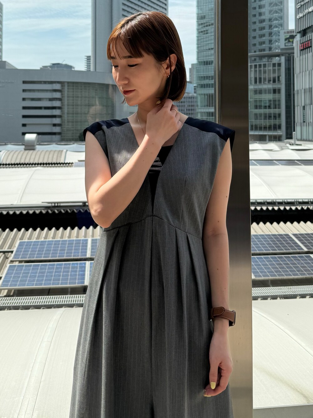 グレー系のつなぎ/オールインワン、シルバー系のサンダルを着用したレディースの夏コーディネートの7枚目の写真