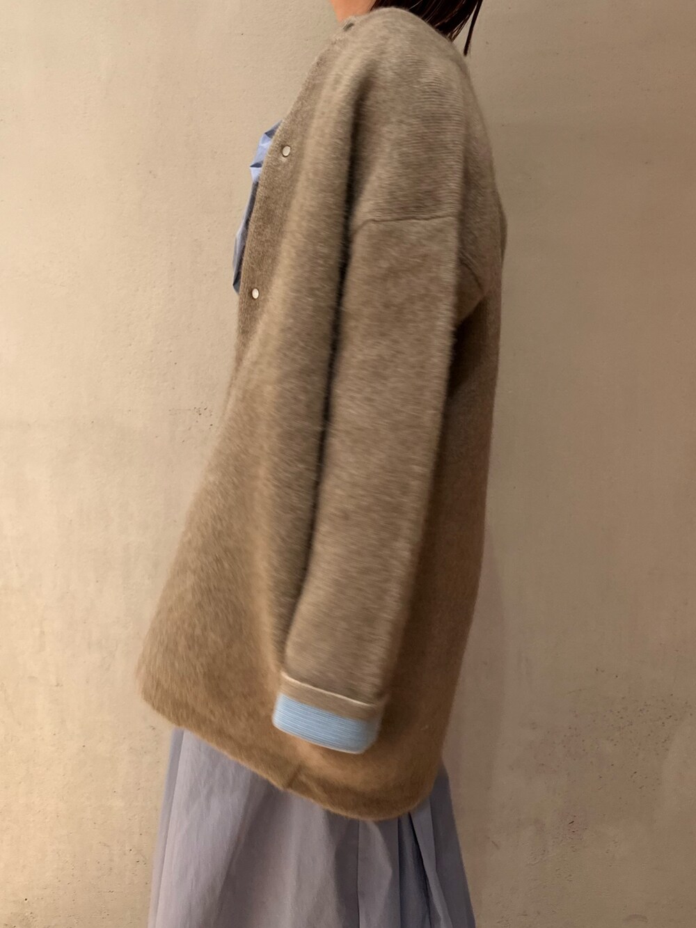 ブルー系のワンピース、ホワイト系のスニーカー、ベージュ系のノーカラージャケットを着用したレディースの夏コーディネートの5枚目の写真