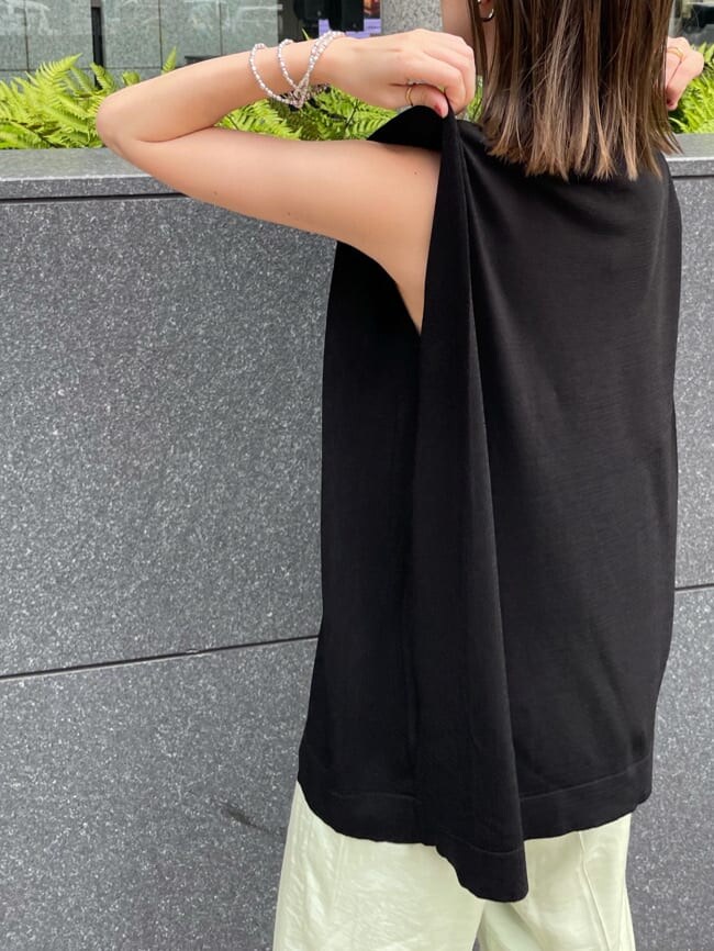 グリーン系のその他パンツ、ブラック系のニット/セーター、シルバー系のネックレスを着用したレディースの夏コーディネートの3枚目の写真