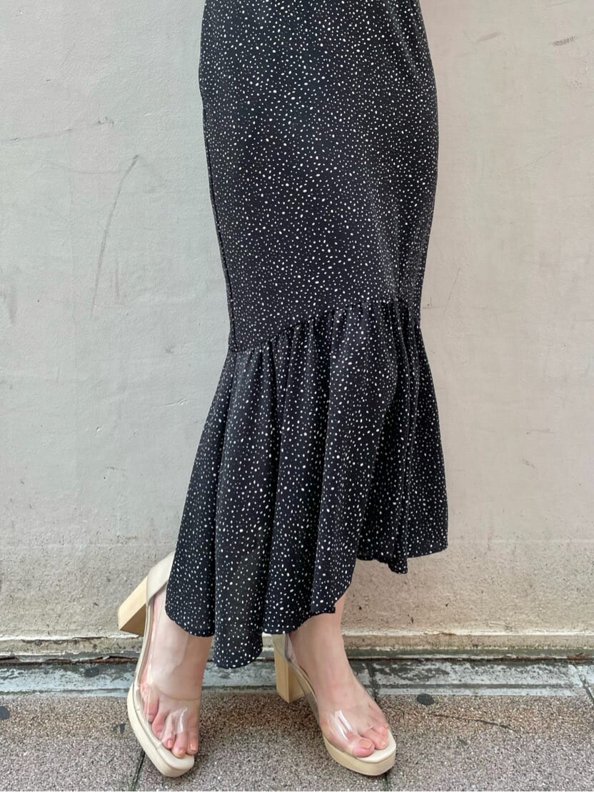 その他のパンプス、ブラック系のワンピースを着用したレディースの夏コーディネートの6枚目の写真