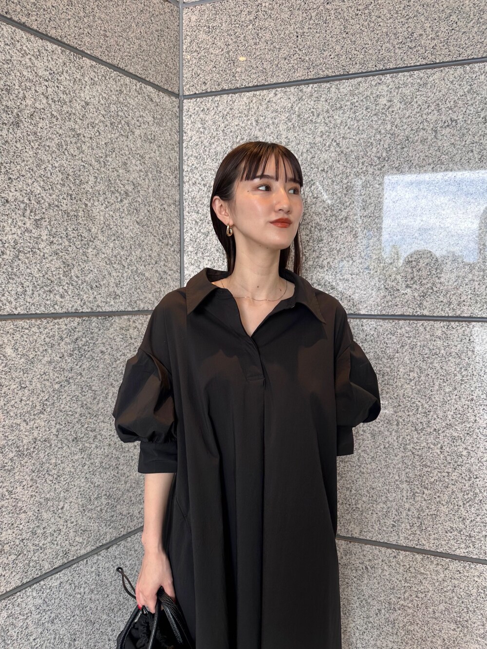 ブラック系のワンピース、ブラック系のスニーカー、ブラック系のショルダーバッグを着用したレディースの夏コーディネートの7枚目の写真