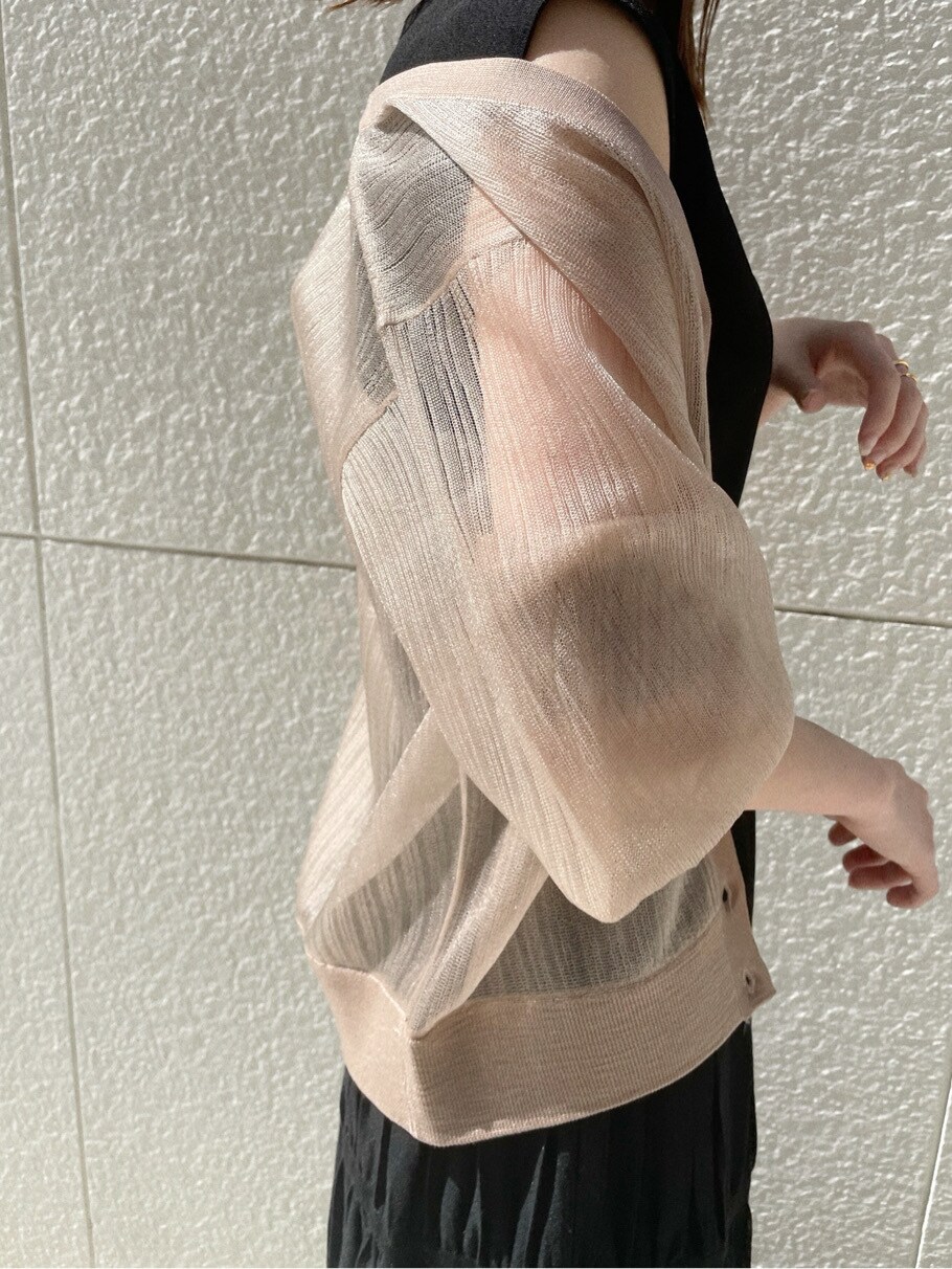 ブラウン系のパンプス、ブラック系のワンピース、ホワイト系のニット/セーターを着用したレディースの春コーディネートの3枚目の写真