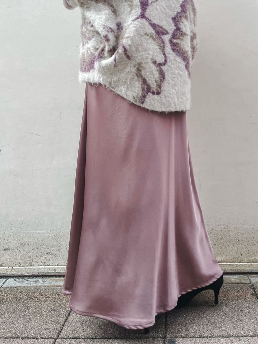 パープル系のスカート、ブラック系のブーツ、グレー系のニット/セーターを着用したレディースの秋コーディネートの5枚目の写真