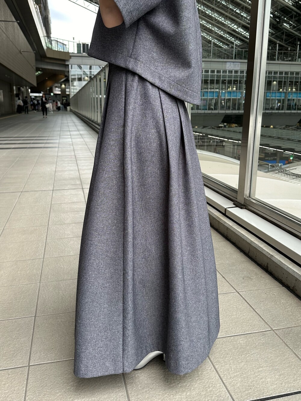 グレー系のシャツ/ブラウス、グレー系のスカートを着用したレディースの夏コーディネートの10枚目の写真