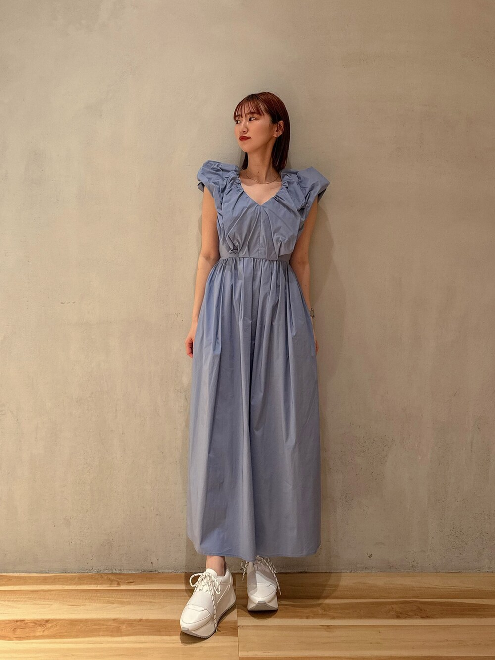 ブルー系のワンピース、ホワイト系のスニーカー、ベージュ系のノーカラージャケットを着用したレディースの夏コーディネートの8枚目の写真