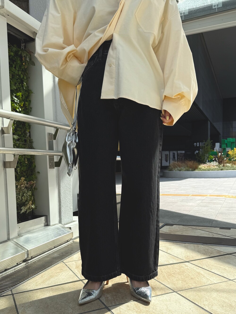 イエロー系のシャツ/ブラウス、シルバー系のショルダーバッグ、シルバー系のサンダルを着用したレディースの春コーディネートの6枚目の写真