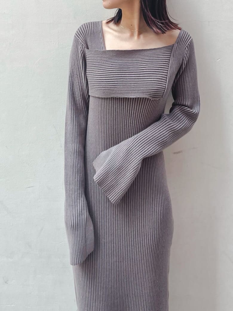 ブラック系のブーツ、ホワイト系のその他アウター、ベージュ系のワンピースを着用したレディースの秋コーディネートの3枚目の写真