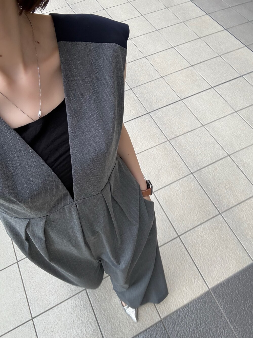 グレー系のつなぎ/オールインワン、シルバー系のサンダルを着用したレディースの夏コーディネートの6枚目の写真