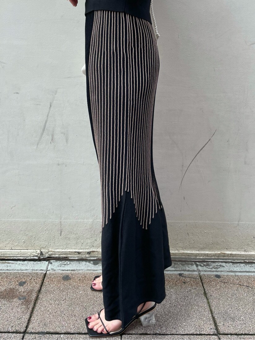 ホワイト系のショルダーバッグ、ブラック系のワンピース、ブラック系のサンダルを着用したレディースの春コーディネートの6枚目の写真