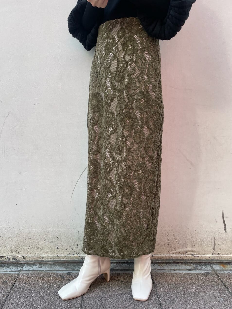 ホワイト系のその他シューズ、ベージュ系のその他アウター、ブラック系のニット/セーターを着用したレディースの冬コーディネートの6枚目の写真