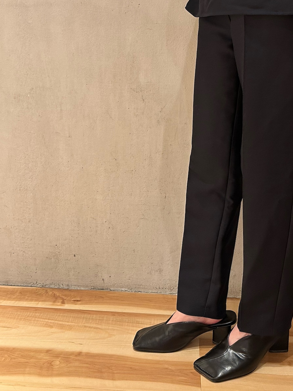 ブラック系のパンプス、ブルー系のシャツ/ブラウス、ブルー系のその他パンツを着用したレディースの冬コーディネートの8枚目の写真