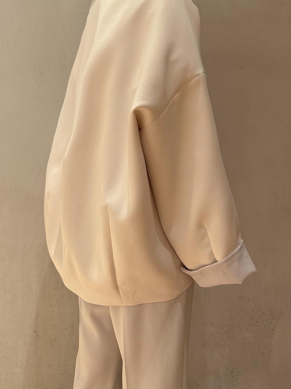 ブルー系のシャツ/ブラウス、グレー系のその他パンツ、ブラウン系のノーカラーコートを着用したレディースの春コーディネートの7枚目の写真