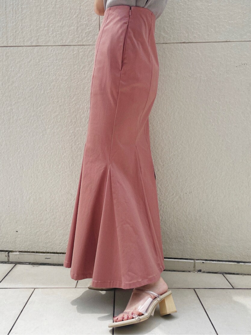 その他のその他シューズ、ピンク系のスカート、ベージュ系のニット/セーターを着用したレディースの夏コーディネートの7枚目の写真