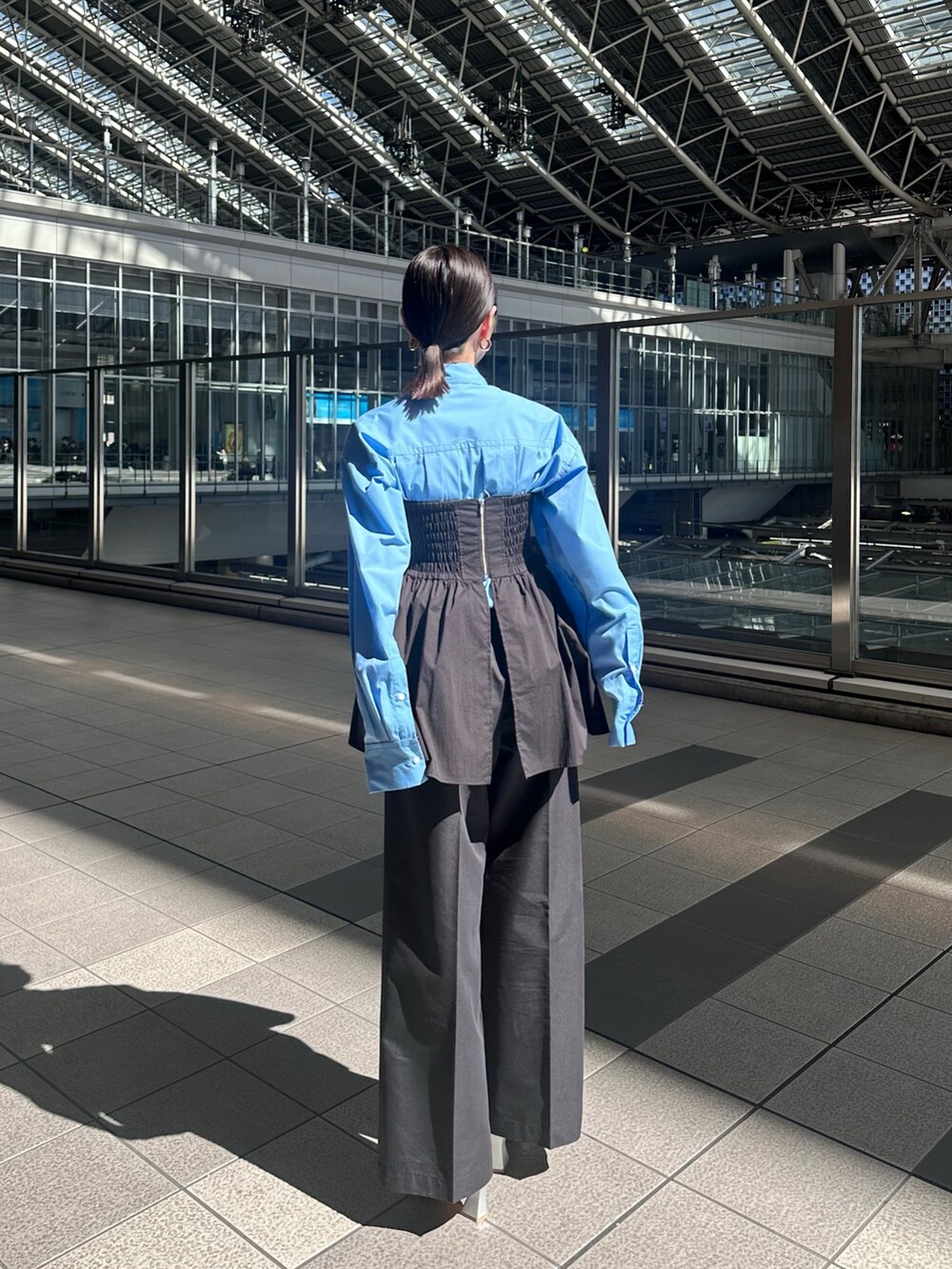 ブルー系のシャツ/ブラウス、ブラック系のタンクトップ、ブラック系のチノパンツを着用したレディースの春コーディネートの4枚目の写真