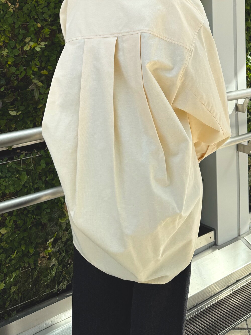 イエロー系のシャツ/ブラウス、シルバー系のショルダーバッグ、シルバー系のサンダルを着用したレディースの春コーディネートの5枚目の写真