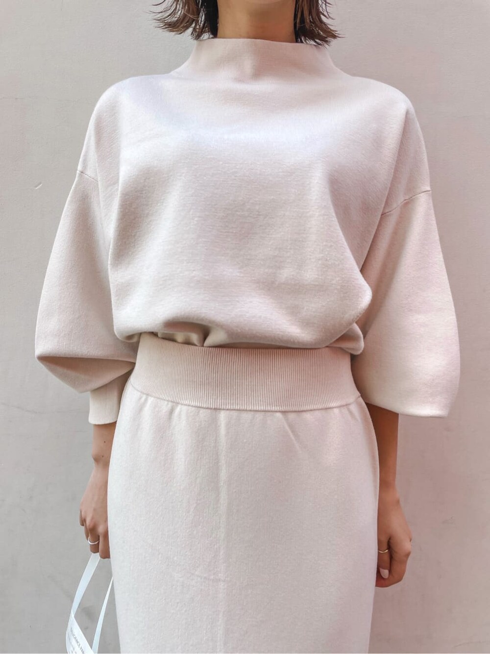 ベージュ系のその他シューズ、ホワイト系のスカート、ピンク系のその他アウターを着用したレディースの冬コーディネートの3枚目の写真