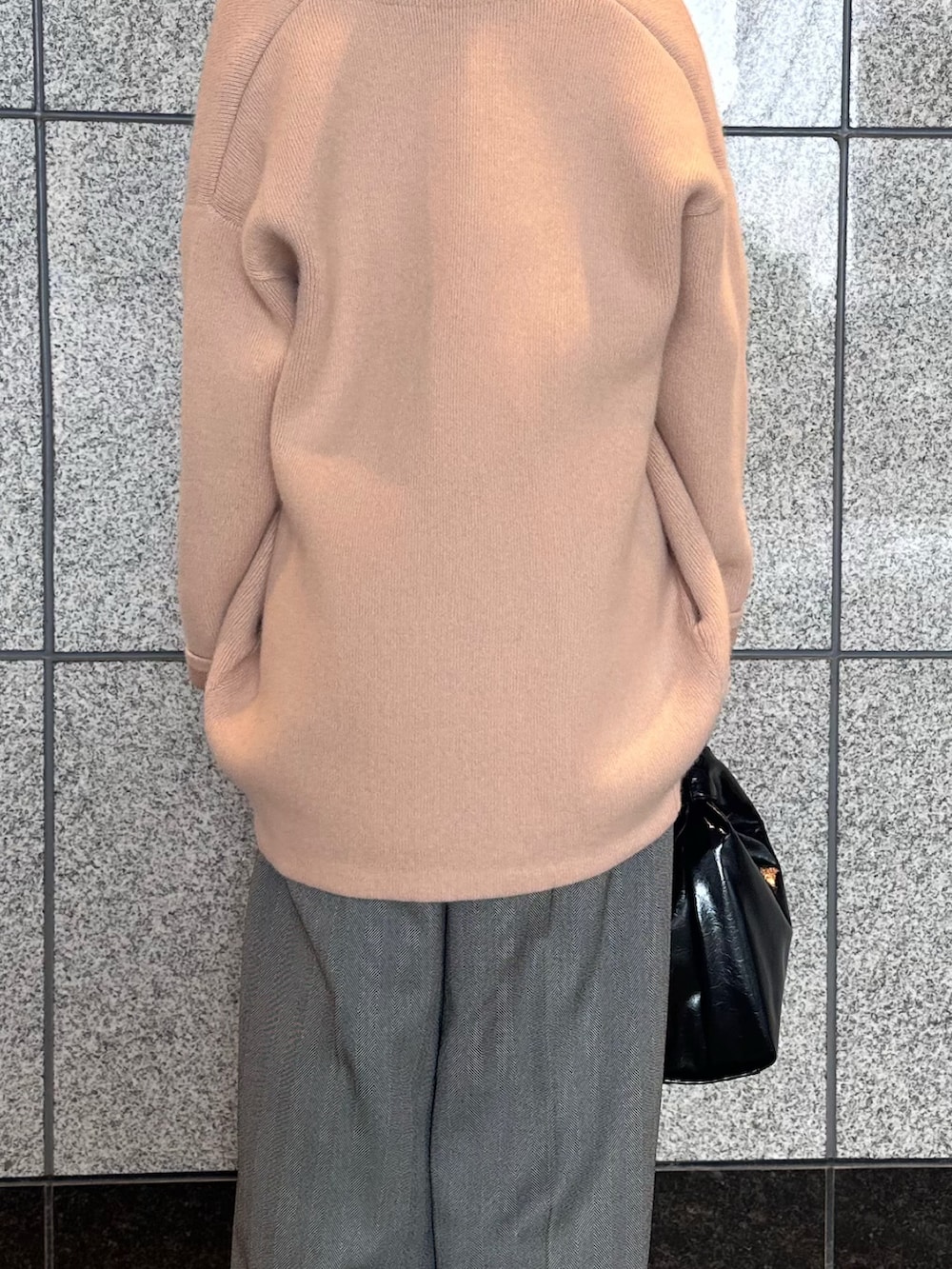 ベージュ系のカーディガン/ボレロ、ブラック系のブーツを着用したレディースの夏コーディネートの7枚目の写真