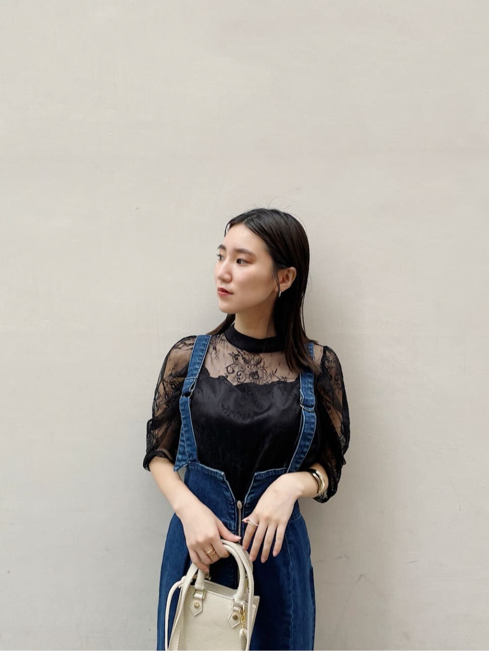 ブラック系のシャツ/ブラウス、ブルー系のスカート、ブラック系のその他シューズを着用したレディースの夏コーディネートの5枚目の写真