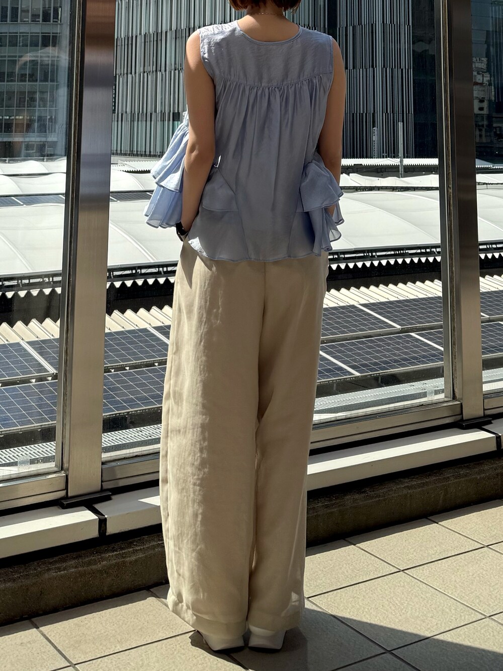 ブルー系のシャツ/ブラウス、ホワイト系のその他パンツ、ホワイト系のサンダルを着用したレディースの春コーディネートの5枚目の写真