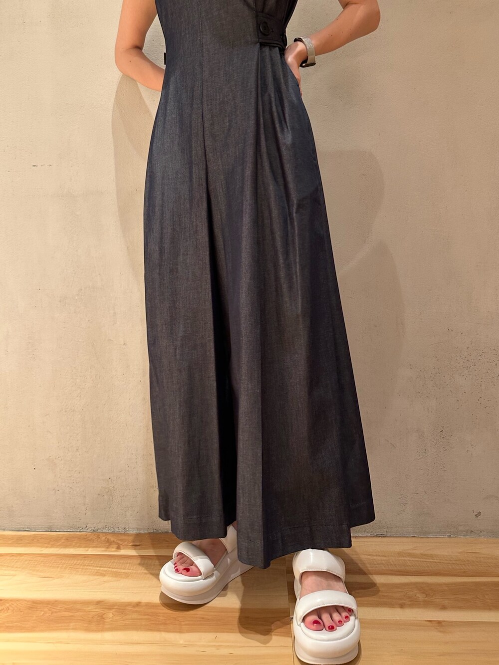 ブルー系のつなぎ/オールインワン、ホワイト系のサンダル、ブラック系のキャップを着用したレディースの夏コーディネートの7枚目の写真