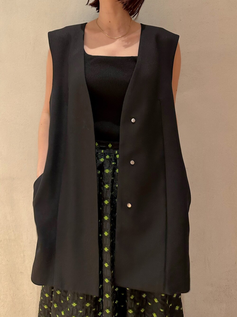 ブラック系のテーラードジャケット、その他のスカート、ホワイト系のサンダルを着用したレディースの冬コーディネートの8枚目の写真