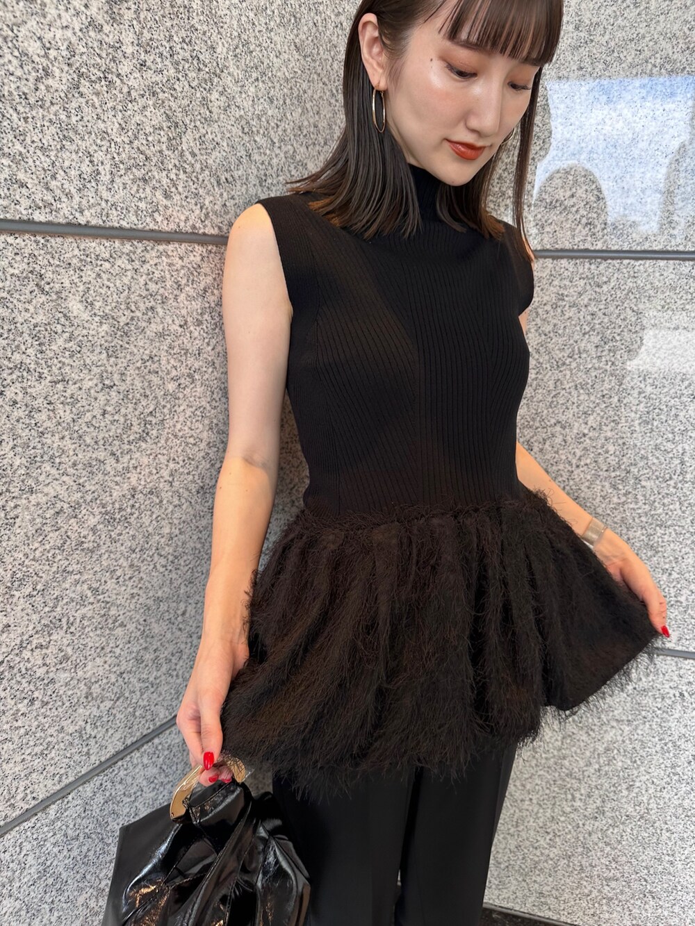 ブラック系のニット/セーター、シルバー系のサンダル、ブラック系のその他パンツを着用したレディースの夏コーディネートの5枚目の写真