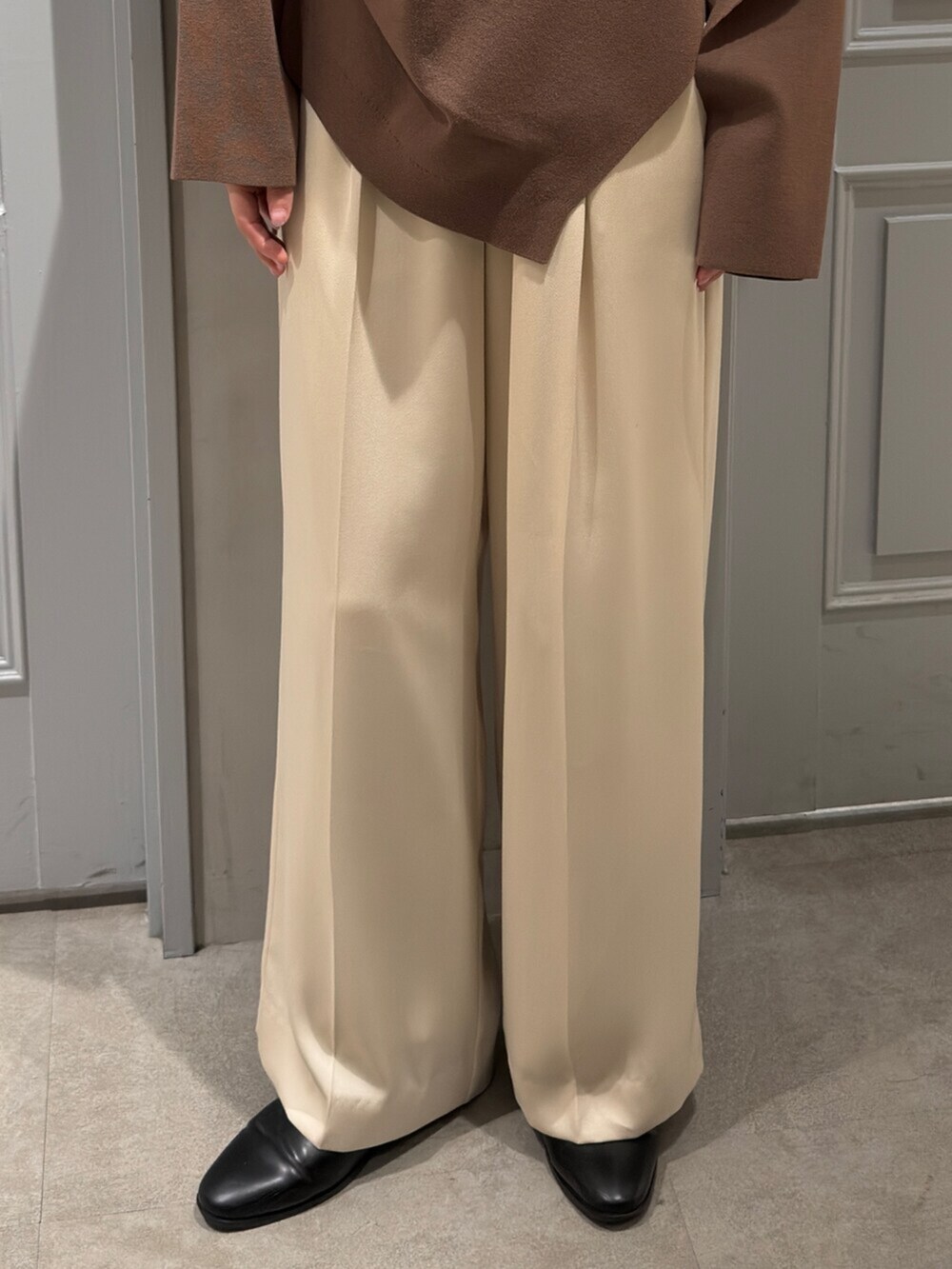 ホワイト系のその他パンツ、ブラウン系のニット/セーターを着用したレディースの冬コーディネートの9枚目の写真