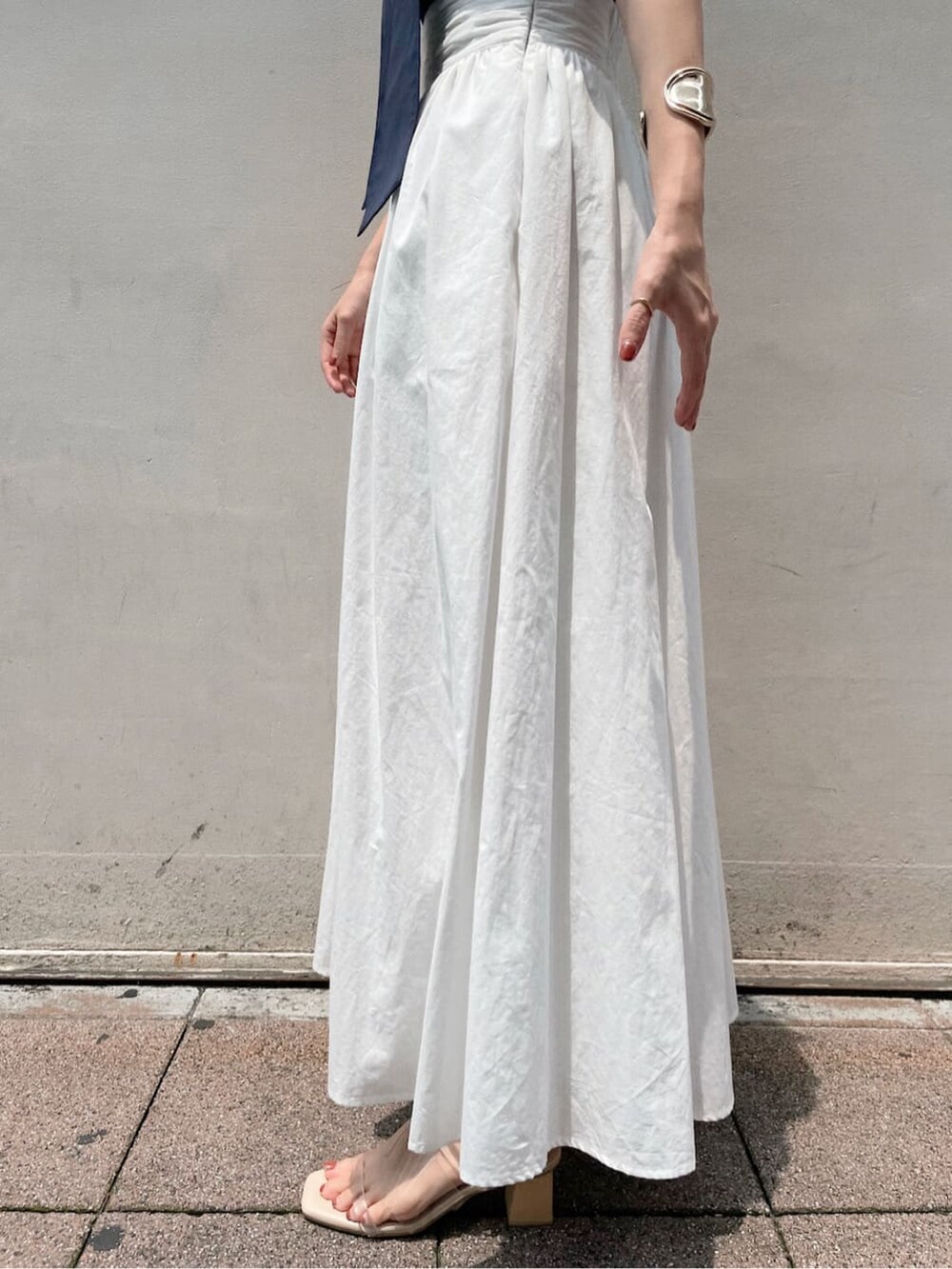 その他のその他シューズ、ブルー系のシャツ/ブラウス、ホワイト系のスカートを着用したレディースの夏コーディネートの7枚目の写真