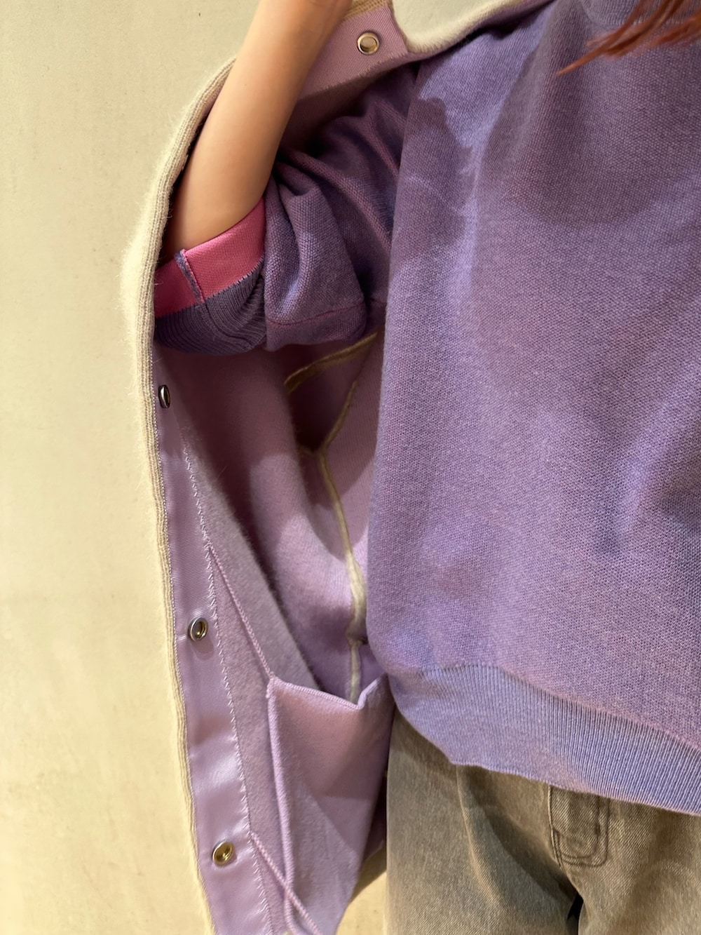 グレー系のデニムパンツ、ブラック系のパンプス、ホワイト系のノーカラージャケットを着用したレディースの夏コーディネートの8枚目の写真