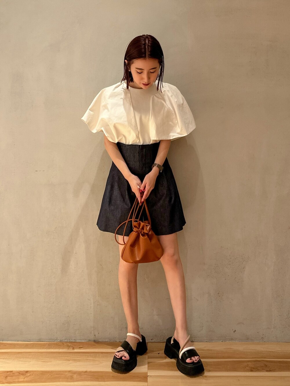 ホワイト系のTシャツ/カットソー、ブルー系のその他パンツ、ブルー系のテーラードジャケットを着用したレディースの春コーディネートの7枚目の写真