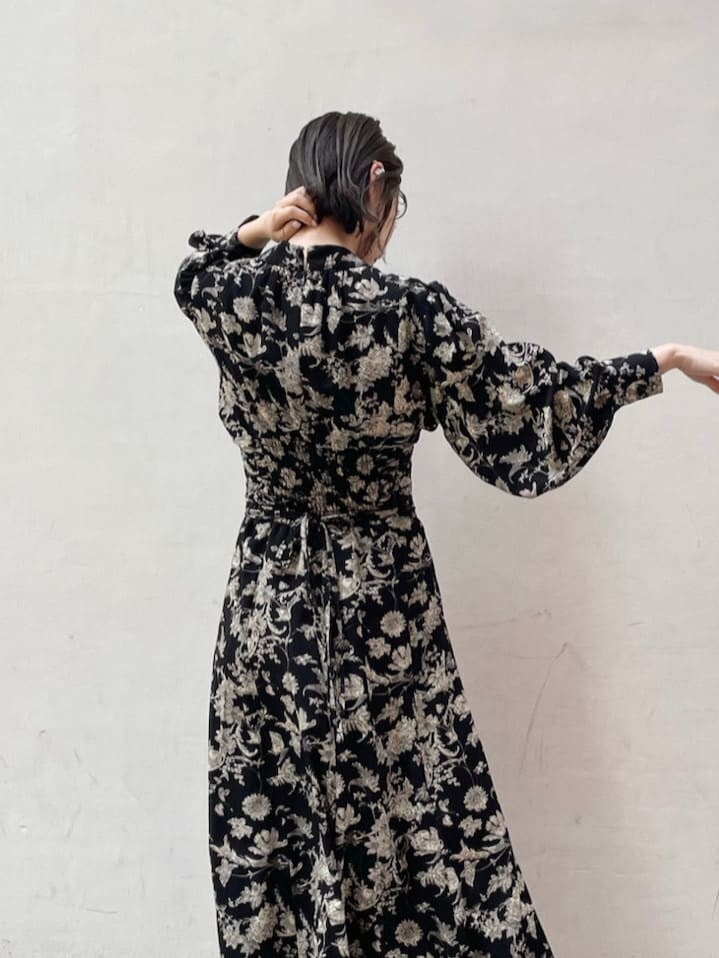 ブラック系のその他シューズ、ブラック系のワンピース、ベージュ系のカーディガン/ボレロを着用したレディースの秋コーディネートの5枚目の写真