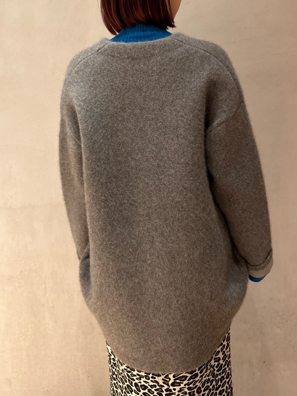 ホワイト系のスカート、ブラック系のブーツ、ブルー系のニット/セーターを着用したレディースの夏コーディネートの7枚目の写真