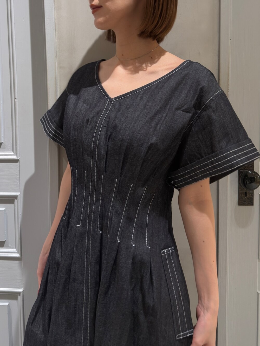 ブルー系のワンピース、ブラック系のサンダルを着用したレディースの春コーディネートの4枚目の写真