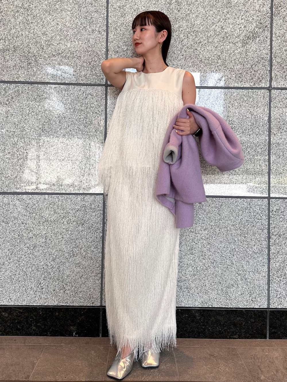 ホワイト系のその他トップス、ホワイト系のスカート、シルバー系のパンプスを着用したレディースの夏コーディネートの2枚目の写真