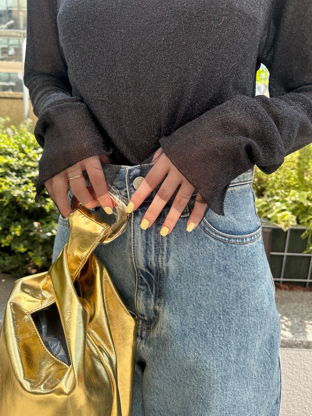 ブルー系のデニムパンツ、ブラック系のパンプス、ブラック系のニット/セーターを着用したレディースの夏コーディネートの8枚目の写真