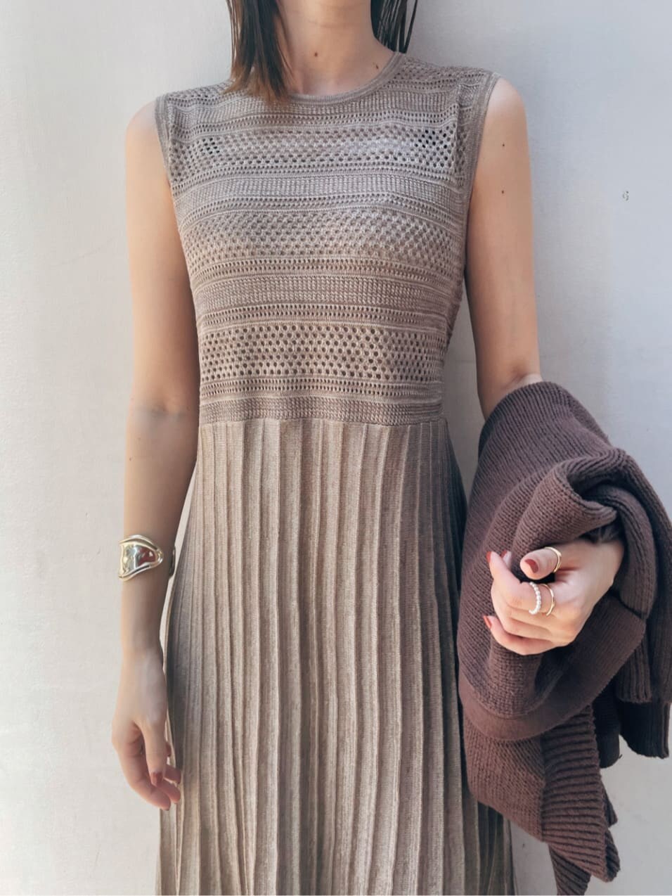 ブラウン系のカーディガン/ボレロ、ベージュ系のワンピース、イエロー系のスリッポンを着用したレディースの夏コーディネートの5枚目の写真