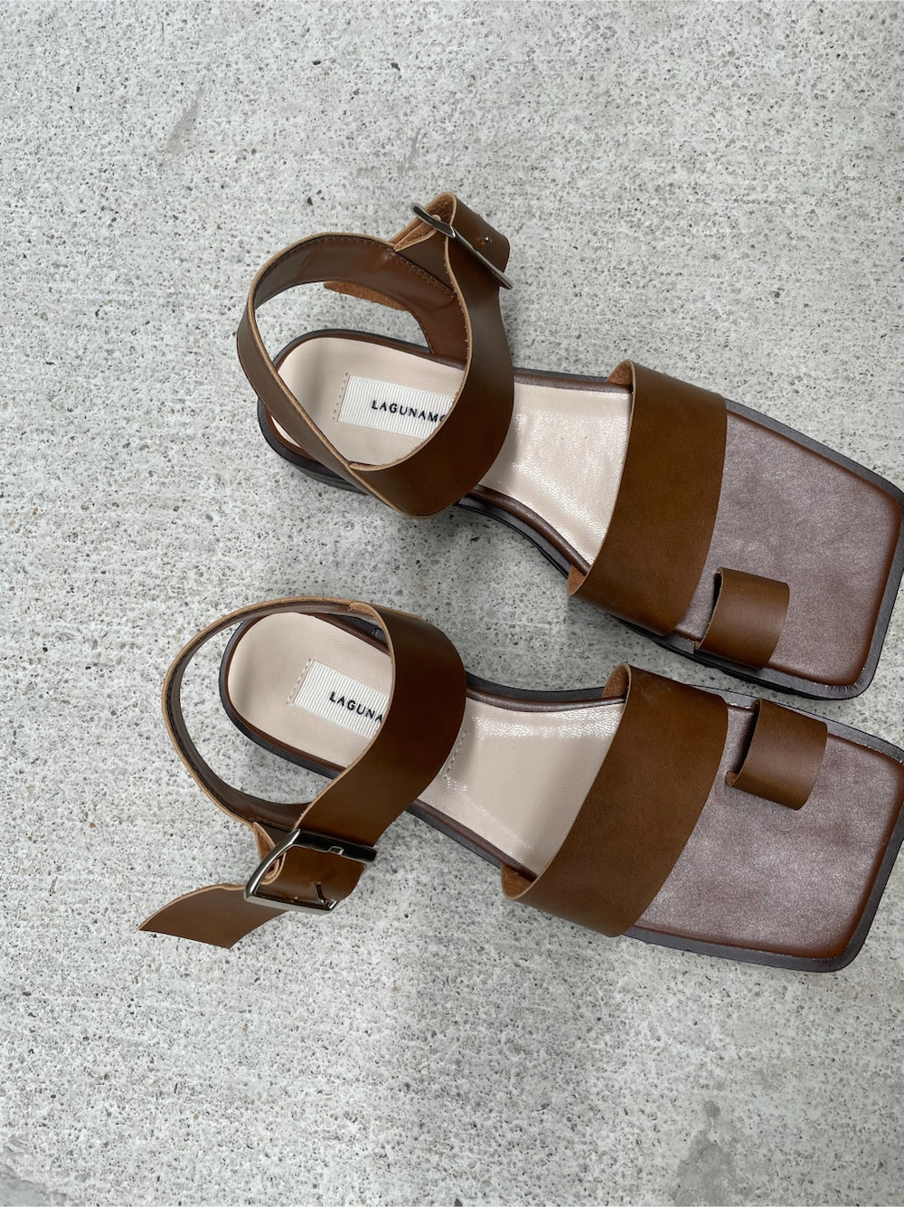 ブラウン系のサンダル、グリーン系のニット/セーター、ホワイト系のスカートを着用したレディースの夏コーディネートの7枚目の写真