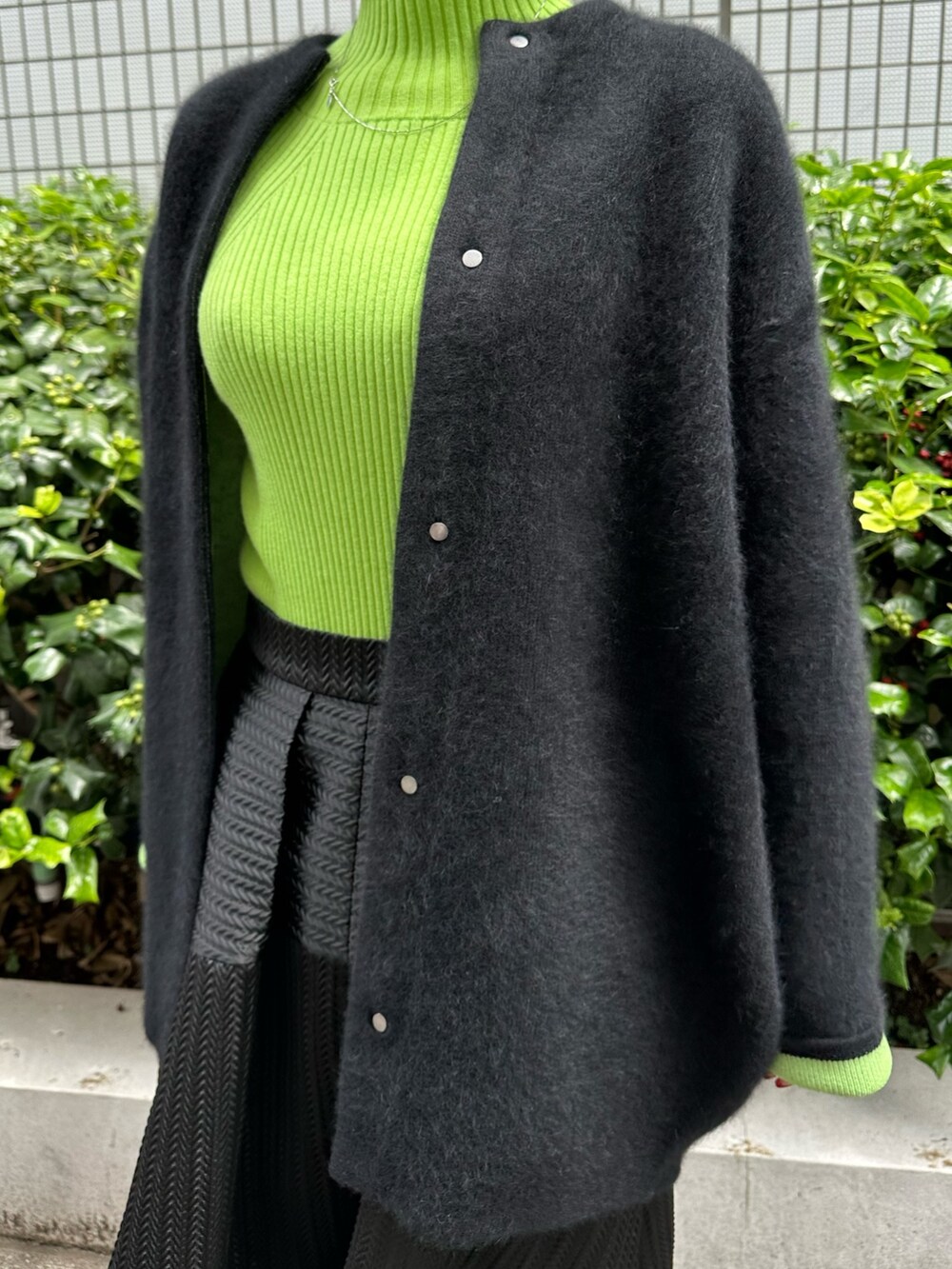 ブラック系のノーカラージャケット、ブラック系のスカート、ブラック系のパンプスを着用したレディースの夏コーディネートの5枚目の写真