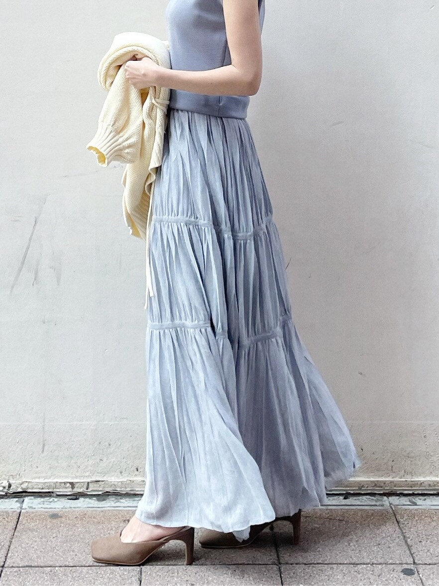 ベージュ系のサンダル、ホワイト系のカーディガン/ボレロ、ブルー系のワンピースを着用したレディースの春コーディネートの3枚目の写真