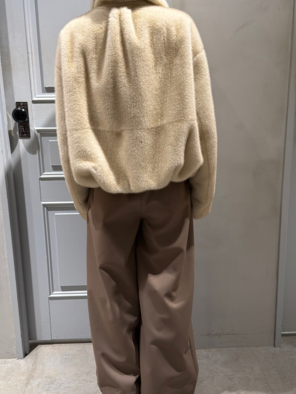 ベージュ系のブルゾン、ブラウン系のその他パンツを着用したレディースの冬コーディネートの5枚目の写真