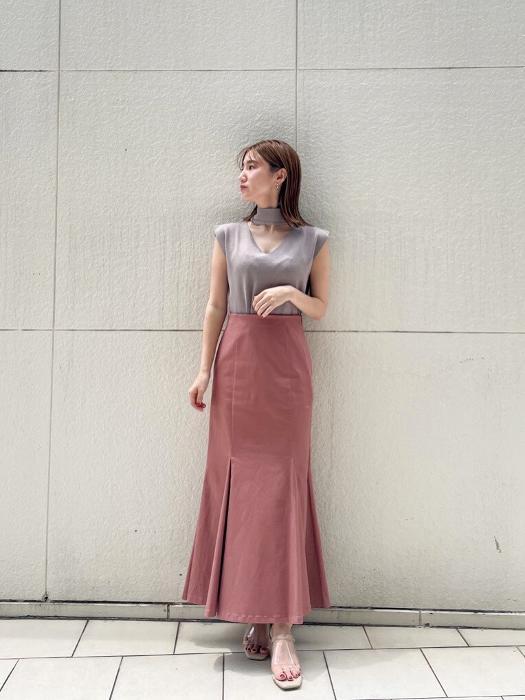 その他のその他シューズ、ピンク系のスカート、ベージュ系のニット/セーターを着用したレディースの夏コーディネートの2枚目の写真