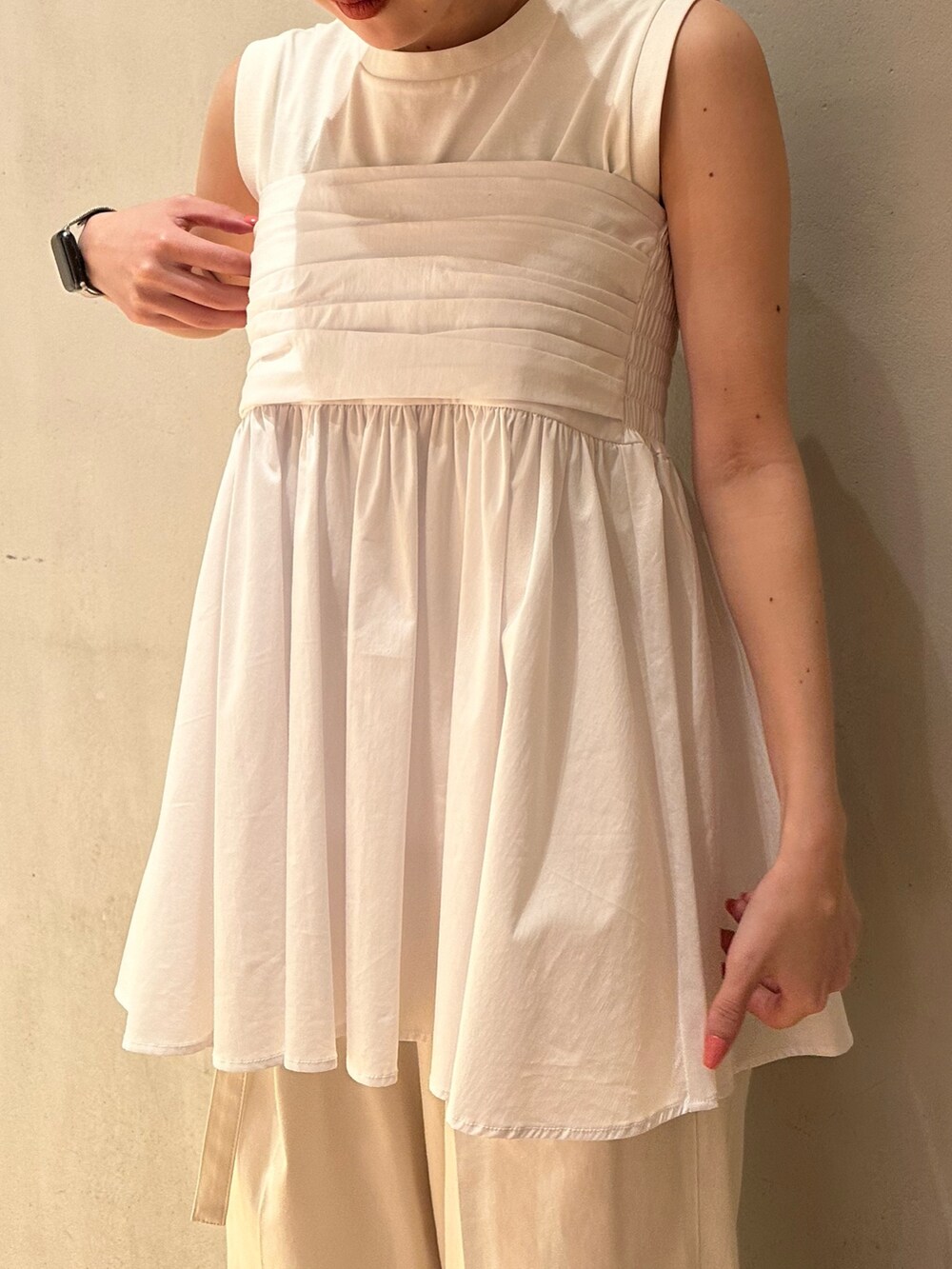 ホワイト系のタンクトップ、ホワイト系のその他パンツ、ゴールド系のパンプスを着用したレディースの春コーディネートの6枚目の写真