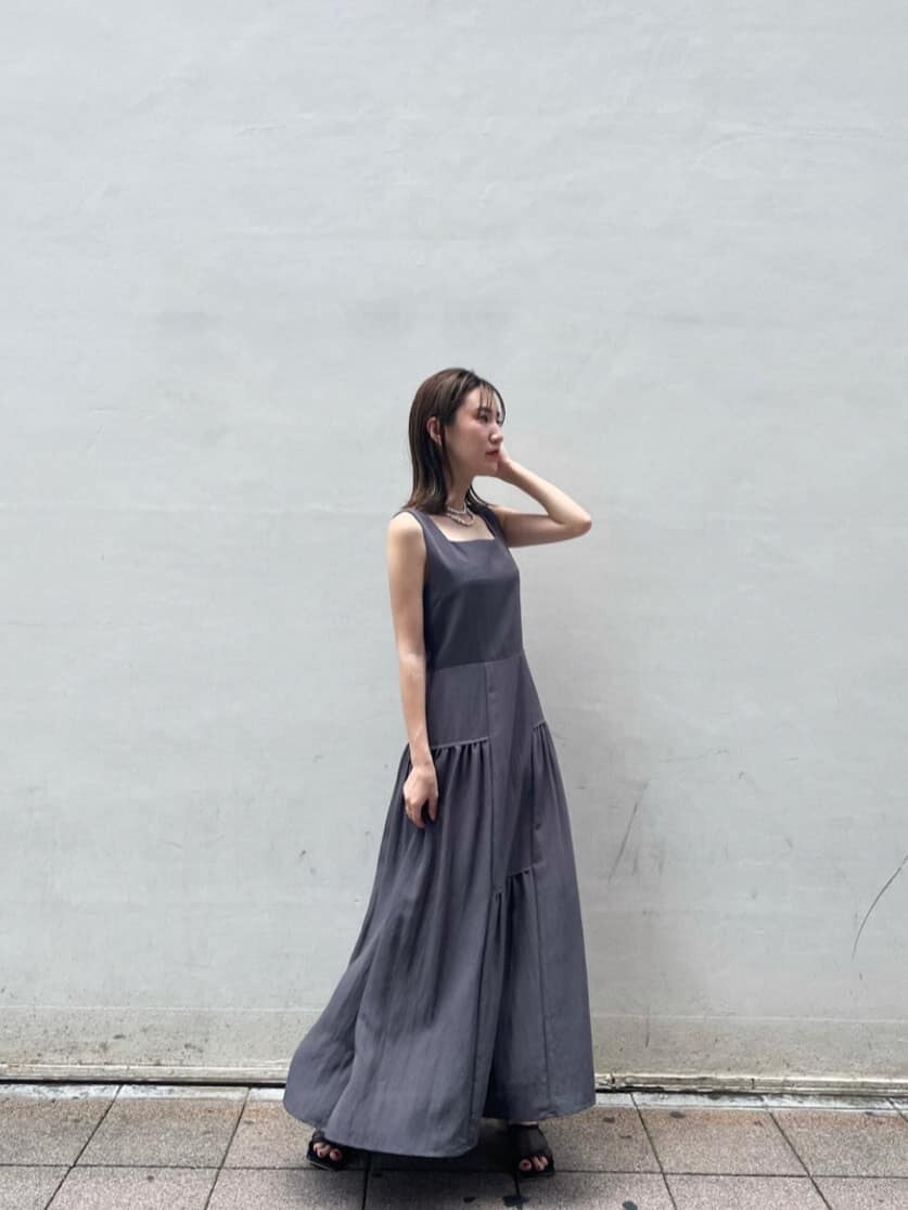 ブラック系のその他シューズ、グレー系のワンピース、シルバー系のネックレスを着用したレディースの夏コーディネートの7枚目の写真