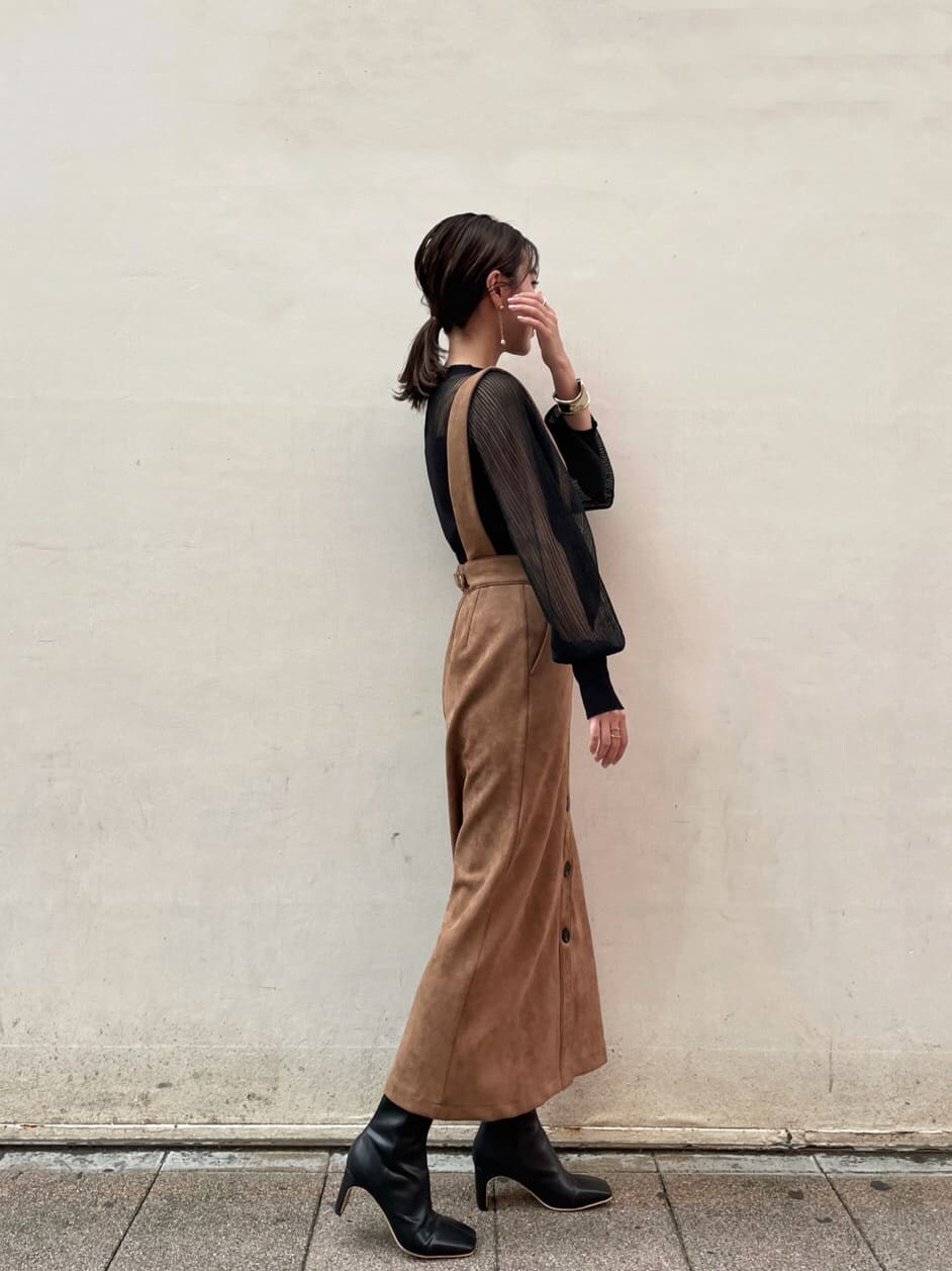 ブラウン系のスカート、ブラック系のその他シューズ、ブラック系のニット/セーターを着用したレディースの夏コーディネートの5枚目の写真