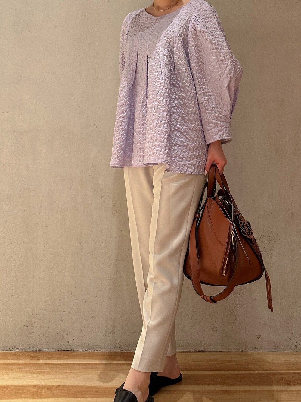 ブルー系のシャツ/ブラウス、グレー系のその他パンツ、ブラウン系のノーカラーコートを着用したレディースの春コーディネートの3枚目の写真